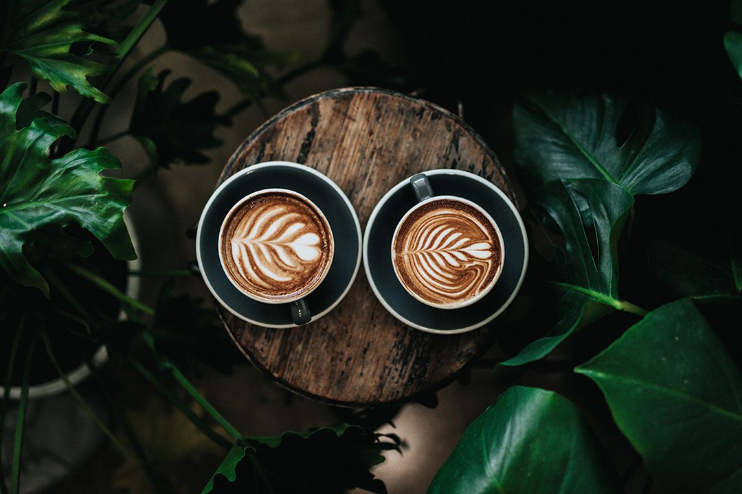 Café con leche de plátano y caramelo
