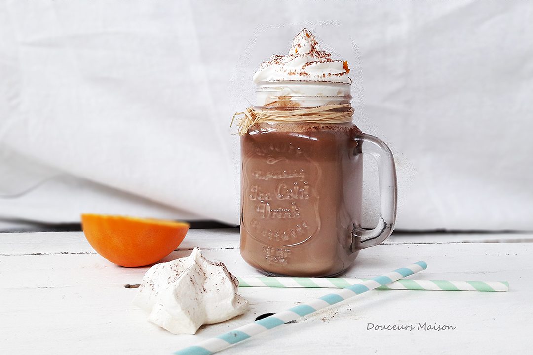 Chocolate Caliente con Canela y Naranja Chantilly