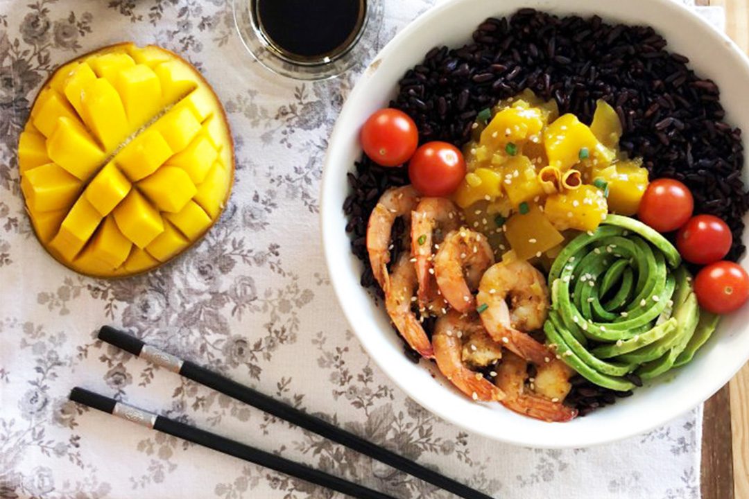 Poke Bowl con camarones cajún y chutney de mango