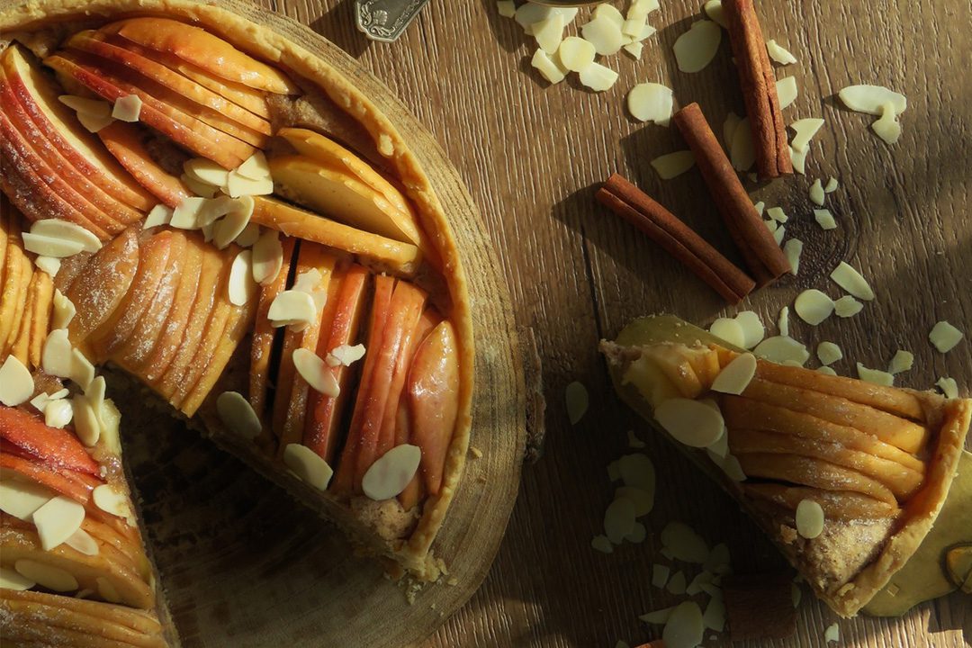 Tarta de manzana y crema de almendras con canela