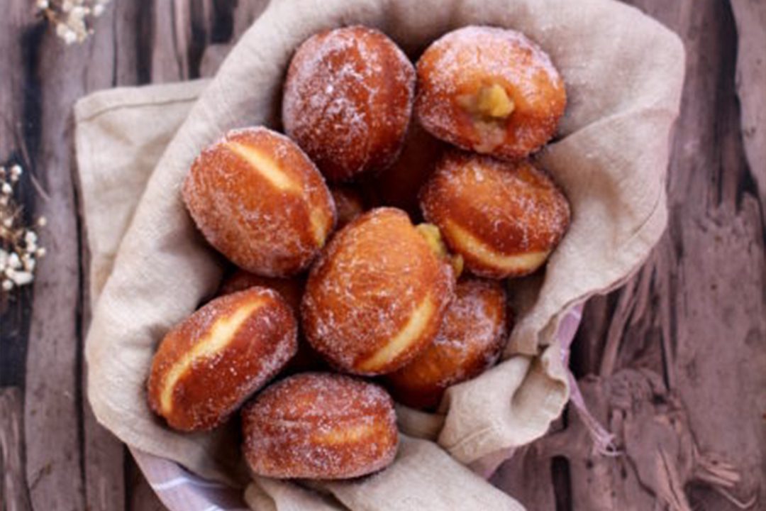 Buñuelos con manzanas caramelizadas
