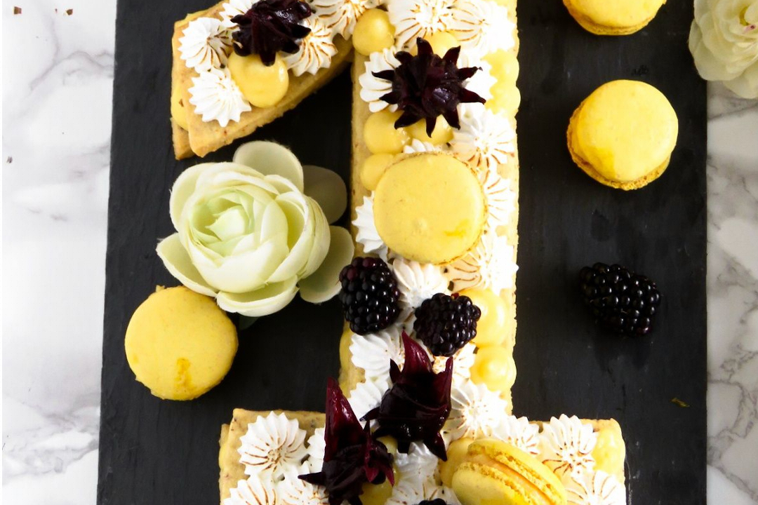 Pastel de números de merengue de limón