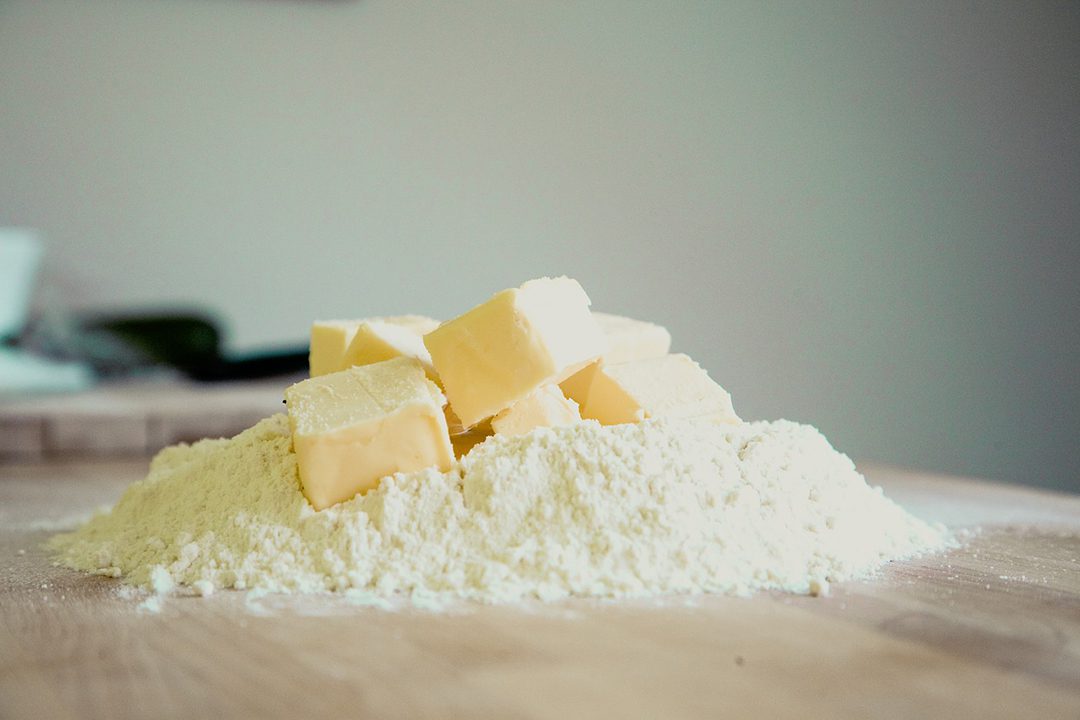 ¿Con qué puedo sustituir la mantequilla en un pastel?