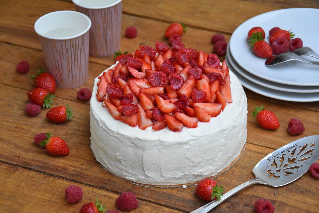 Tarta de crepes con nata montada