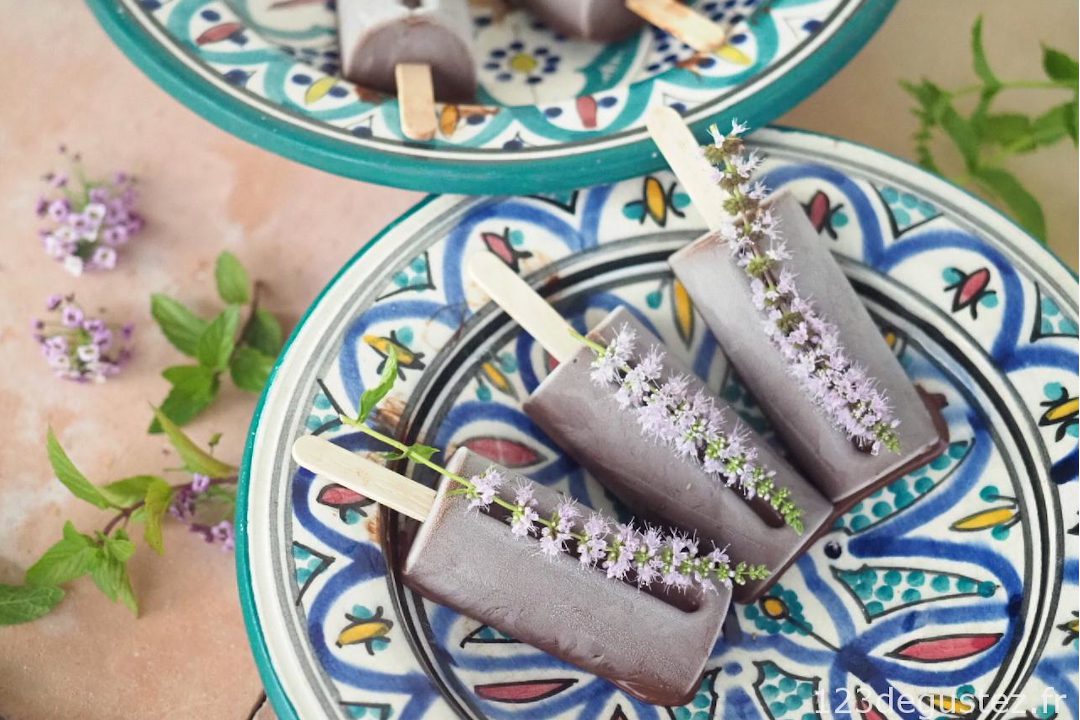 Helado casero de chocolate con menta